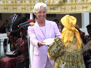 Largade remettant un don de 4,5 millions de FCFA  &agrave; un orphelinat  de Douala