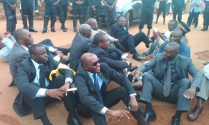 interpellation de l'opposition à Yaoundé