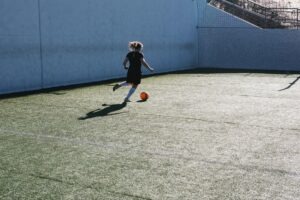 Jeune jouant au football 