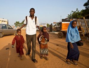Article : Chez les r&eacute;fugi&eacute;s urbains de Douala : la fi&egrave;vre de la rentr&eacute;e scolaire hante les familles