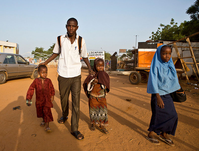 Article : Chez les r&eacute;fugi&eacute;s urbains de Douala : la fi&egrave;vre de la rentr&eacute;e scolaire hante les familles